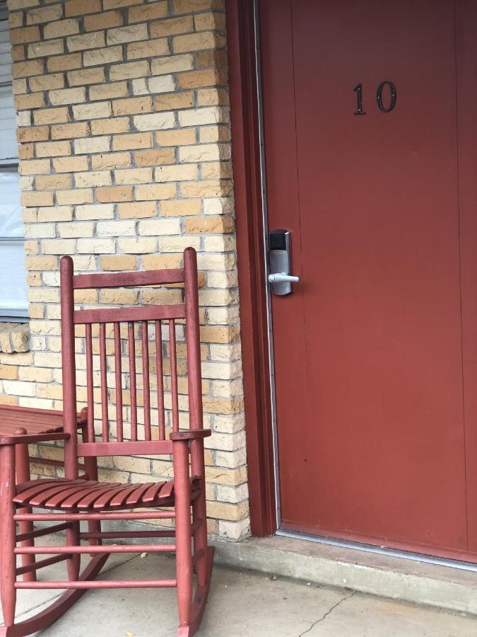 Ji11, Queen Guest Room At The Joplin Inn At The Entrance To Mountain Harbor Resort Hotel Room Mount Ida Room photo