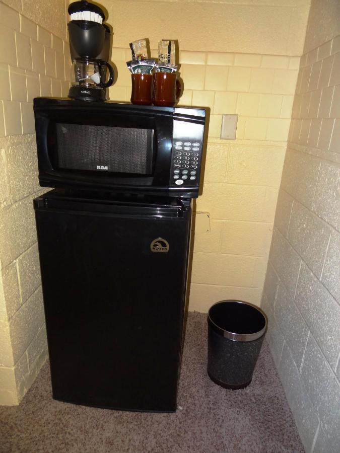 Ji11, Queen Guest Room At The Joplin Inn At The Entrance To Mountain Harbor Resort Hotel Room Mount Ida Exterior photo