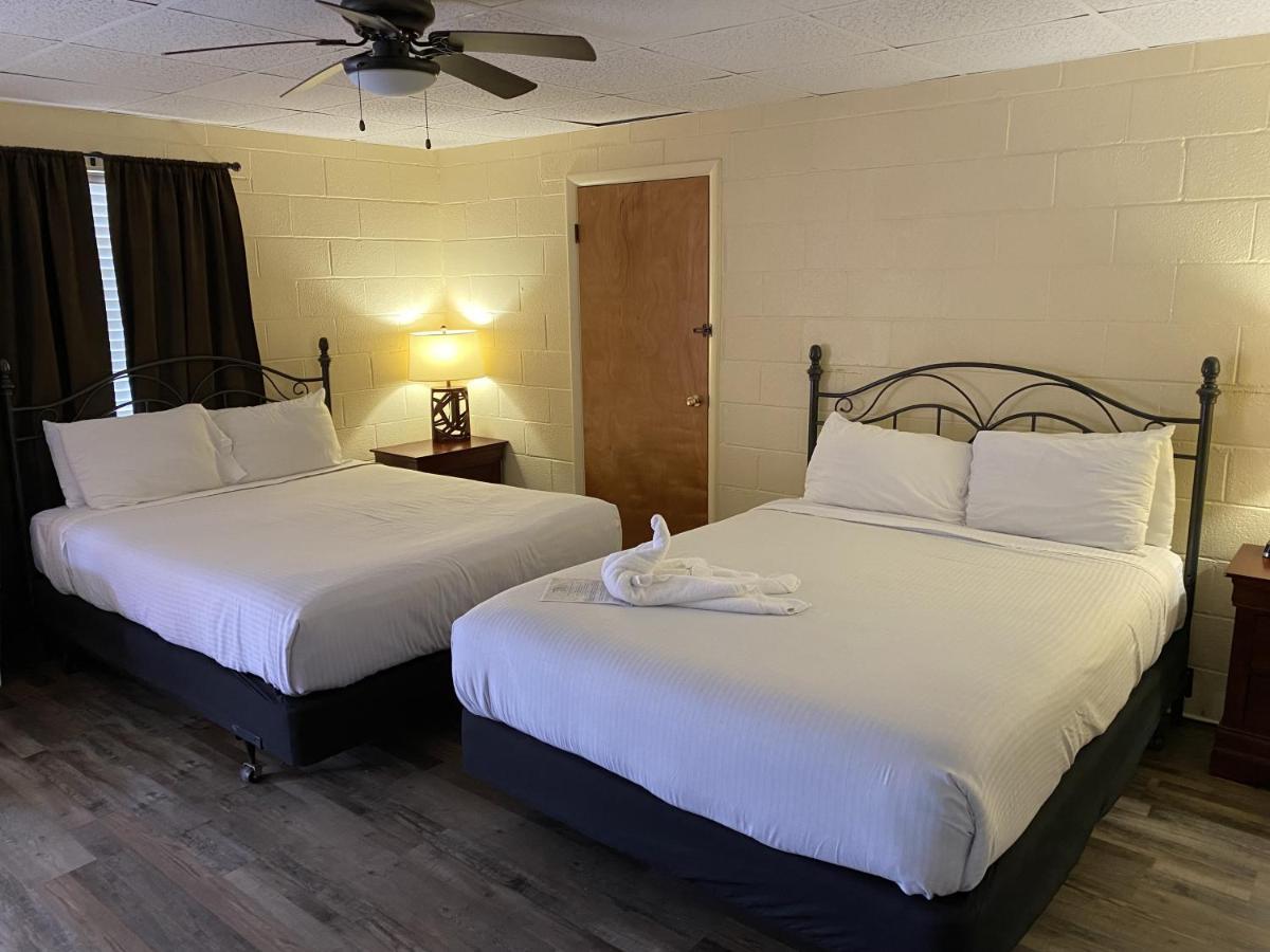 Ji11, Queen Guest Room At The Joplin Inn At The Entrance To Mountain Harbor Resort Hotel Room Mount Ida Exterior photo
