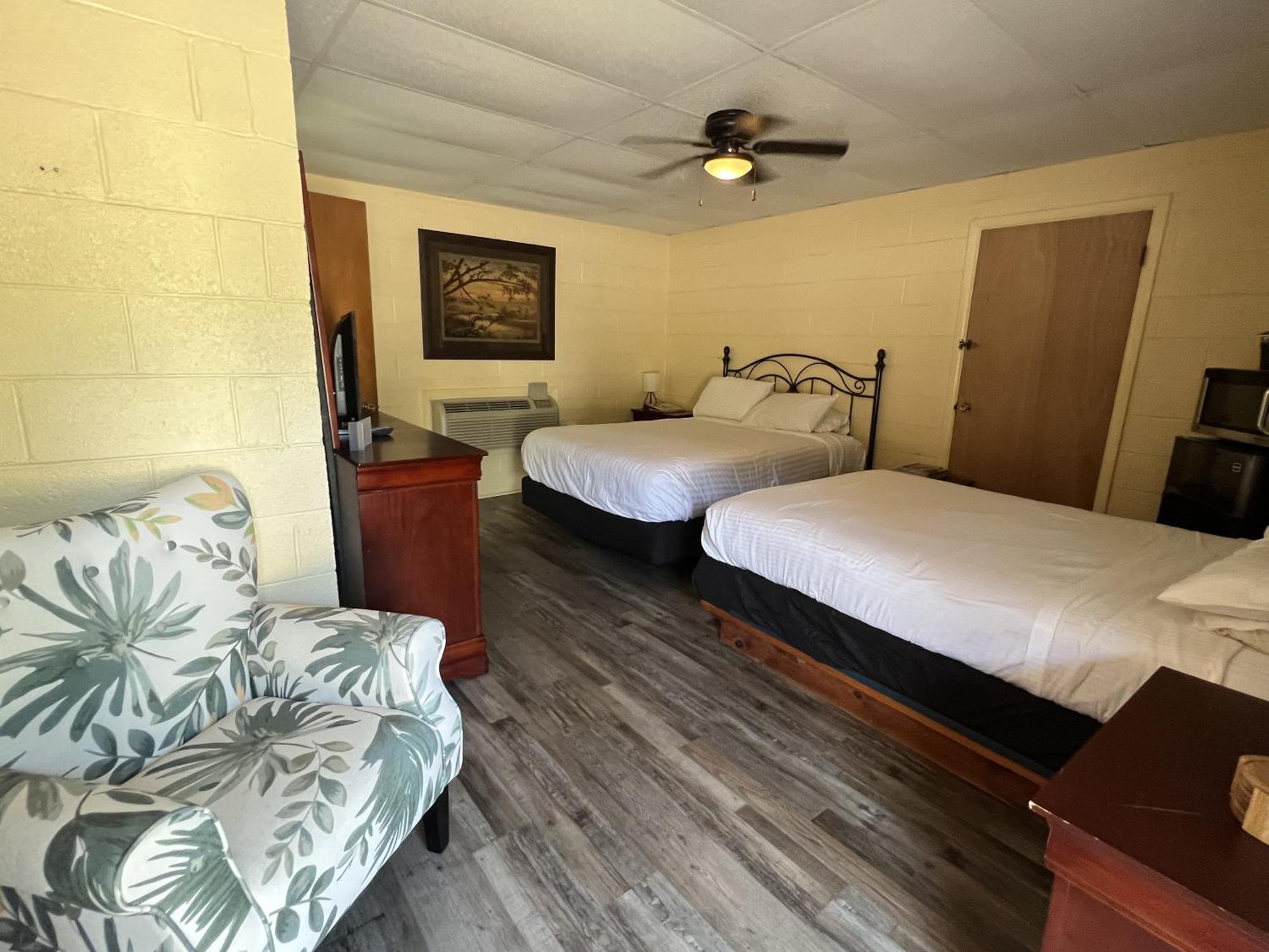Ji11, Queen Guest Room At The Joplin Inn At The Entrance To Mountain Harbor Resort Hotel Room Mount Ida Exterior photo